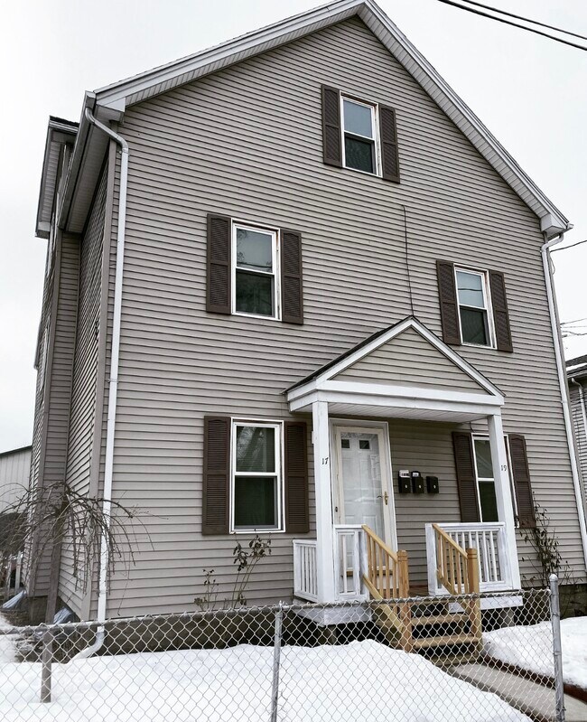 Entrar por la puerta delantera o trasera - 17 Charbonneau Ter