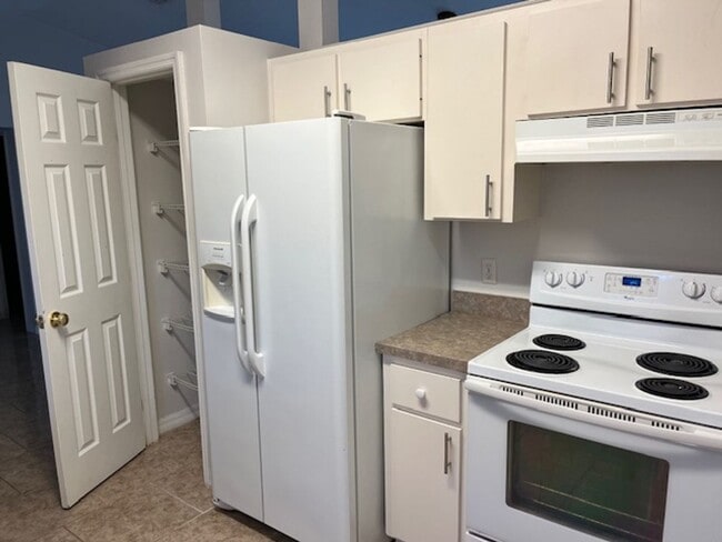 Foto del edificio - 4/2 home in Silver Spring Shores