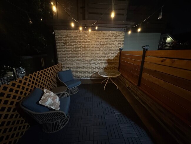 Porche privado para la unidad - 4432 N Nagle Ave