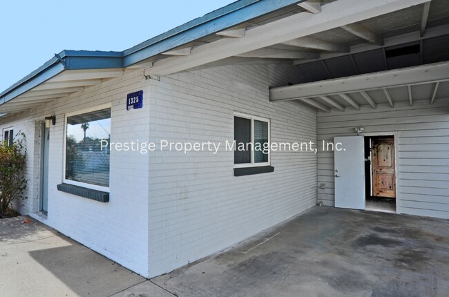 Foto del edificio - This 4/2 East Side Charmer Wont Last Long!