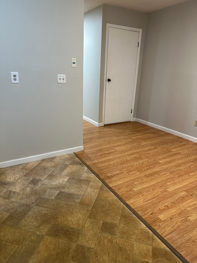 Building Photo - 2536 Sandbury Blvd