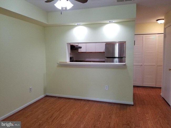 Foto del edificio - 6026 Netherton St