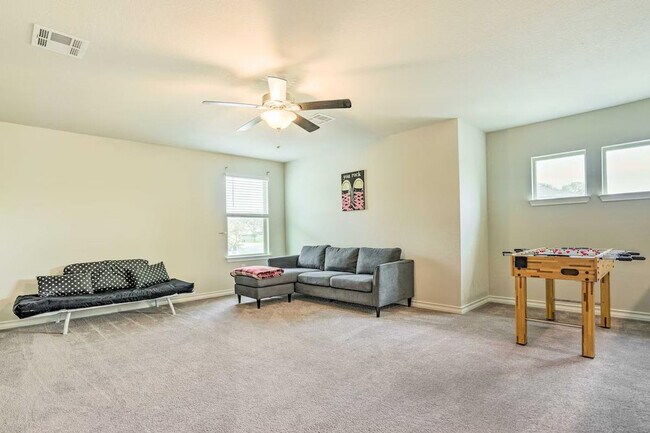 Building Photo - 5603 Chestnut Xing