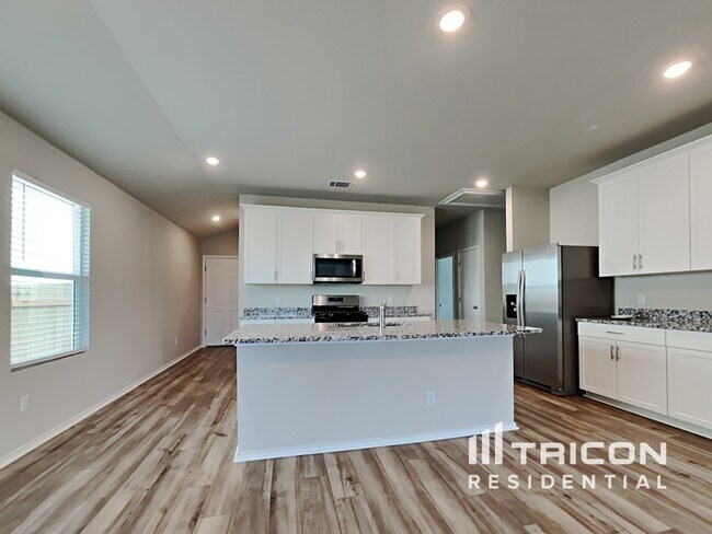 Building Photo - 5204 Saddle Clb Dr