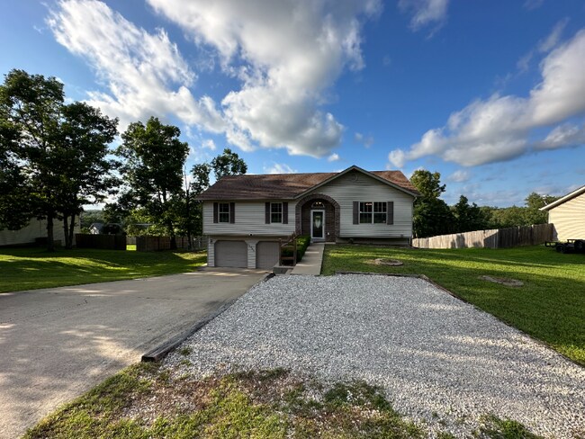 Building Photo - 15640 Top Dr