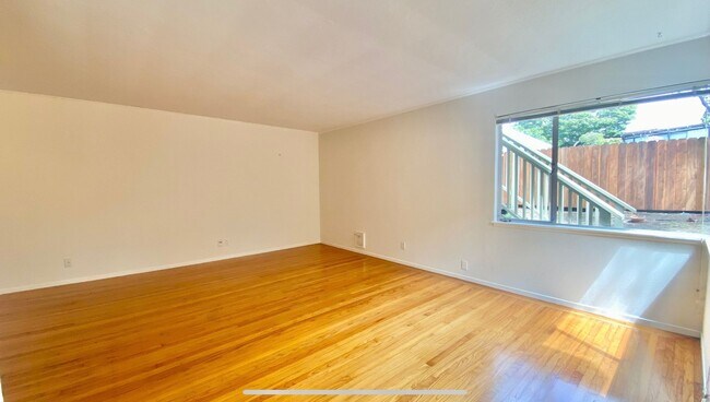 Building Photo - Pet Friendly 2BR 1BA with Modern Updated K...
