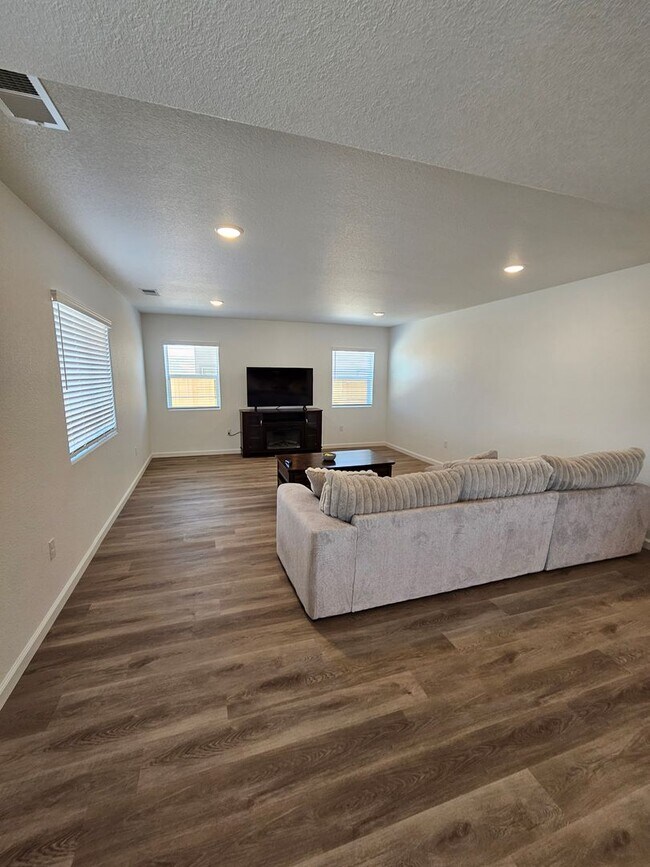 Foto del edificio - FURNISHED! Brand New 3 Bedroom, 2.5 Bath Home In Fernley