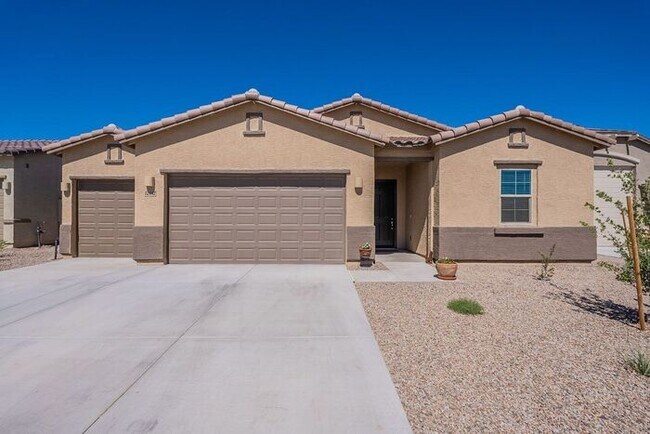 Foto del edificio - Bright & Spacious 4-Bed Home with 3-Car Ga...