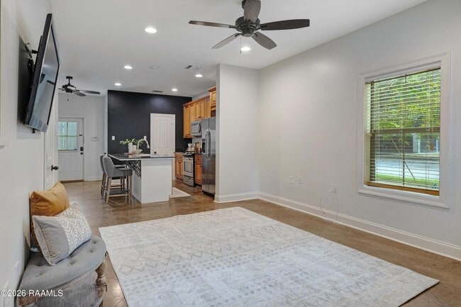 Building Photo - 701 W Taft St