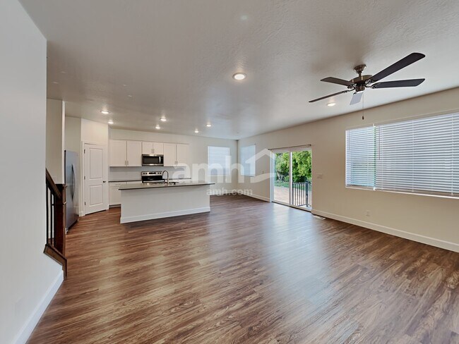 Building Photo - 2203 E Silverado Lane