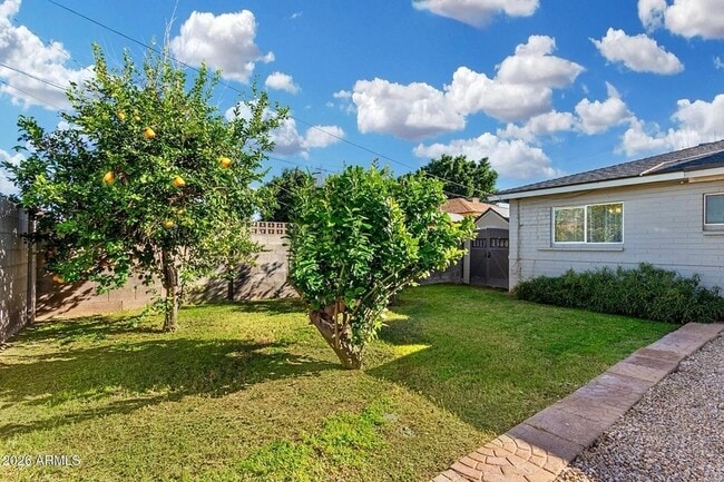 Building Photo - 1412 W 7th Pl