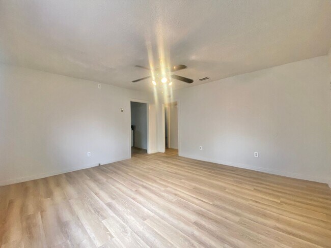 Foto del edificio - Newly remodeled 2/1/1 near Marsha Sharp and Coronado High School