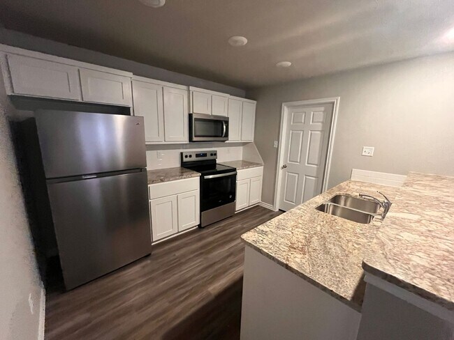 Foto del edificio - NEW IN MANAGEMENT - AVAILABLE NOW