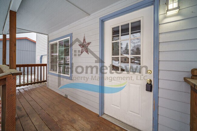 Foto del edificio - 3-Bedroom 2-Bathroom Home with Attached 1-...