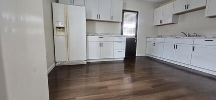 Building Photo - 724 E Lawrence St