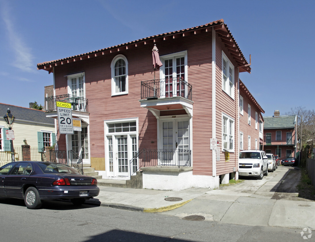Building Photo - 723 Dumaine St