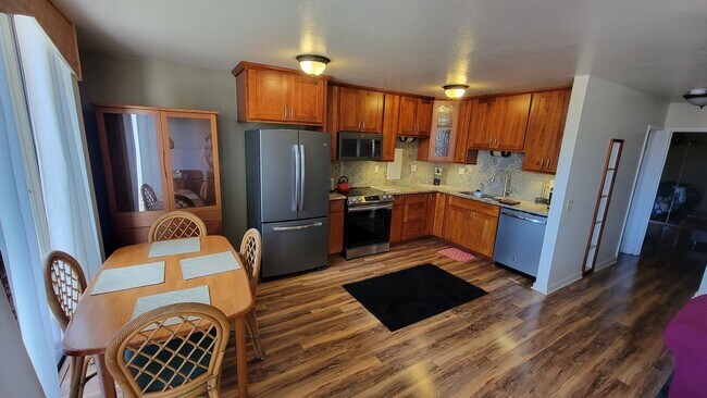 Building Photo - Luxury 2 Bedroom Fully Furnished Town Home...