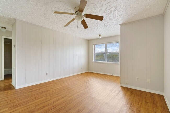 Foto del edificio - 906 N LBJ Dr