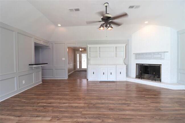 Building Photo - 2100 Meadow Ln