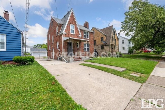 Building Photo - 928 W Gramercy Ave