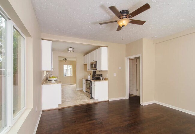Building Photo - GREAT LOCATION!! Beautifully remodeled bun...