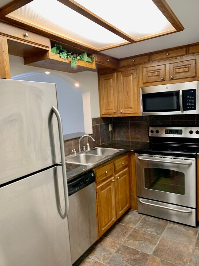 Foto del edificio - 1BR in gated community - easy access to LSU & SU.  PRICE REDUCTION!