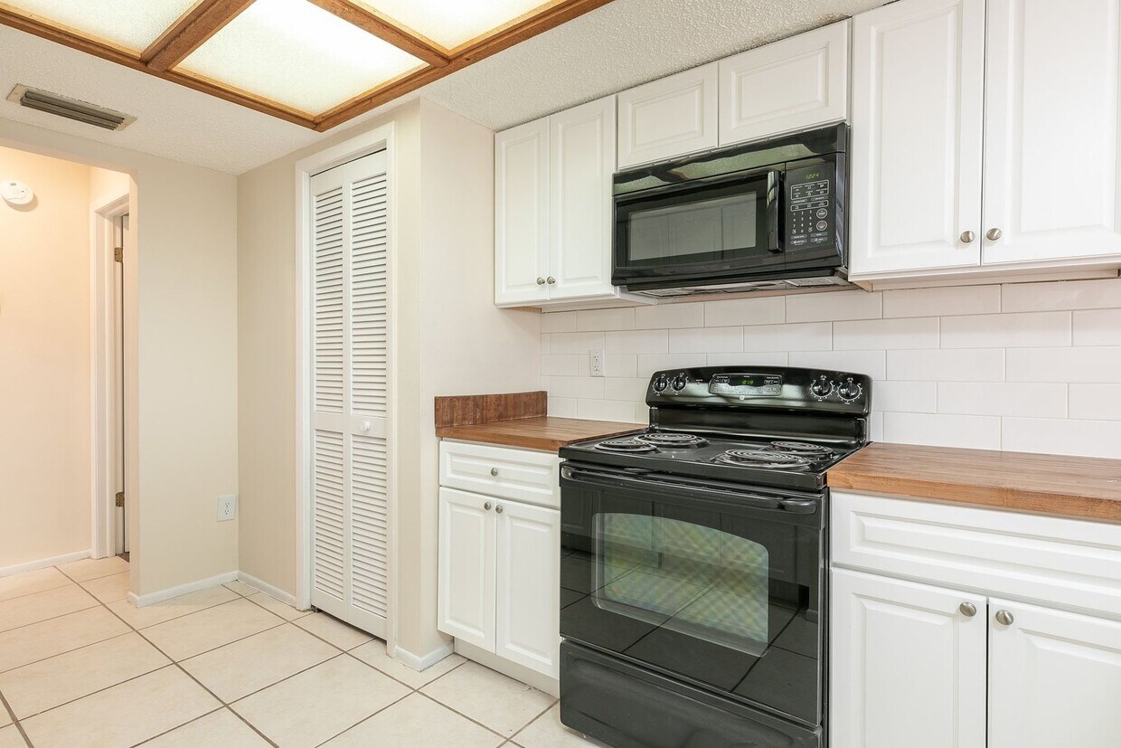 Primary Photo - Exceptional 3/2/2 In Hudson