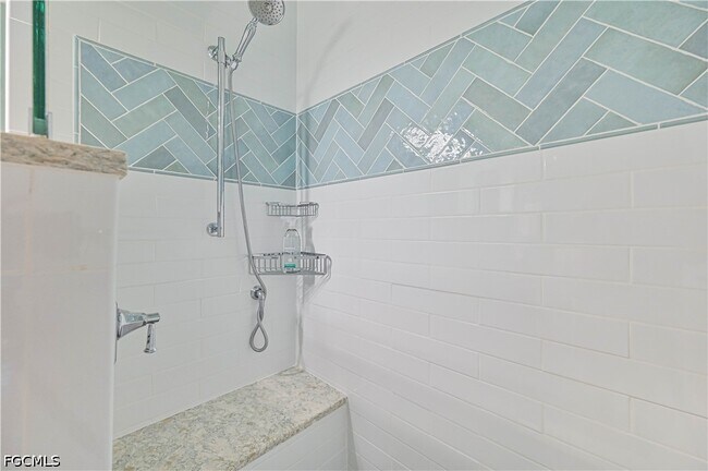 Foto del edificio - 5000 Royal Shores Dr