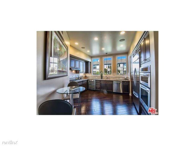 Building Photo - 6241 Crescent Park W
