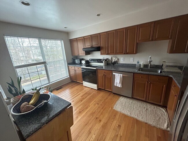 Foto del edificio - Beautiful Townhouse in the Heart of Burke Centre!
