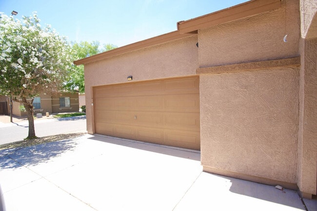 Building Photo - 512 E Rainbow Dr