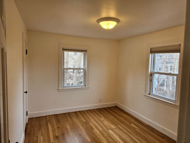 Building Photo - 419 Pond St