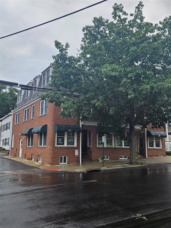 Building Photo - 113 Main St