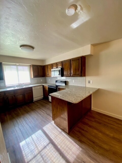 Kitchen - 106 Village Oaks Dr
