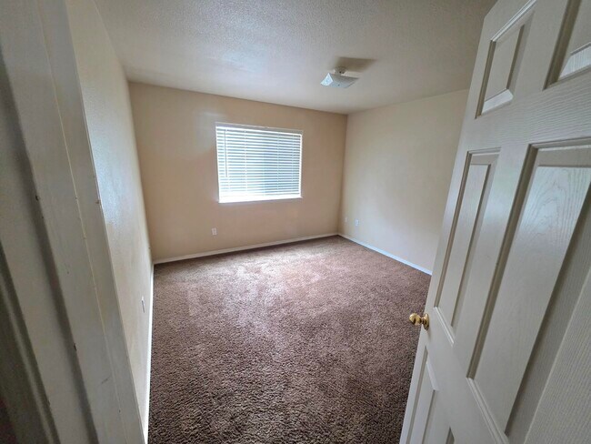 Foto del edificio - 1406 Falcon Loop