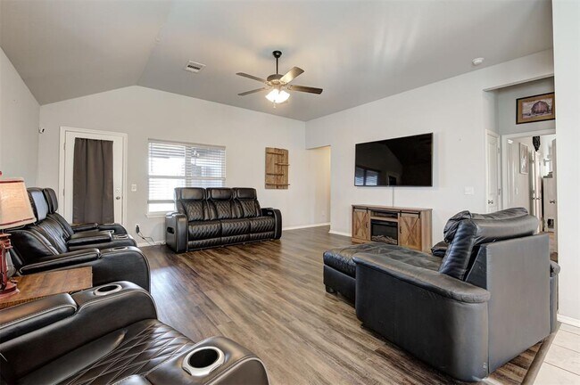 Building Photo - 465 Compass Dr