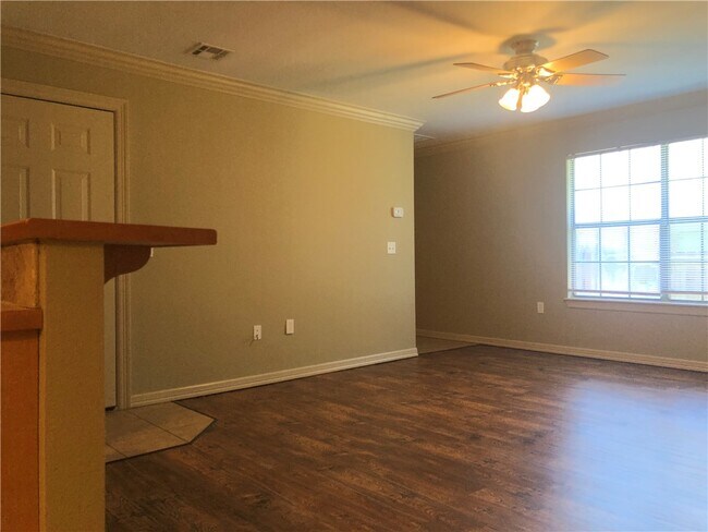 Building Photo - 10 S Woodsprings Dr