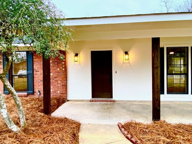 Building Photo - 2102 Fillmore Dr