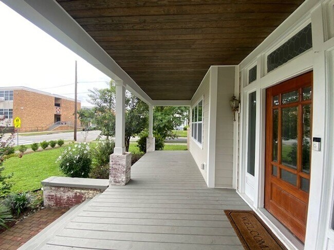 Building Photo - Georgous 5 bedroom 2.5 bath home in Downto...