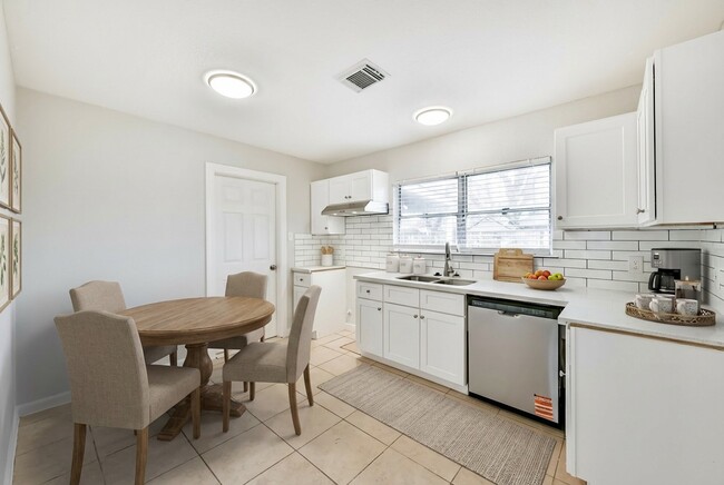 Foto del edificio - 5855 Beldart St