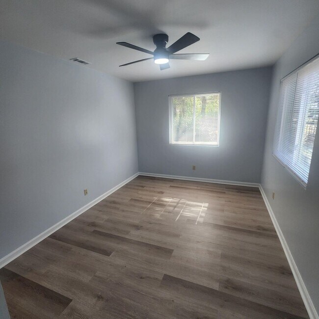 Building Photo - 108 Lindsay St