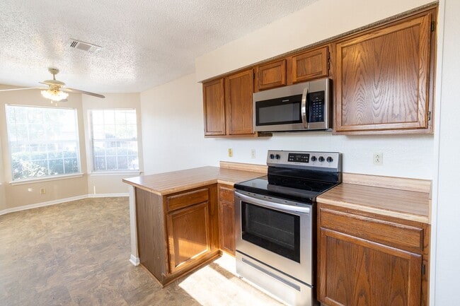 Building Photo - Adorable Home on Corner Lot!!!