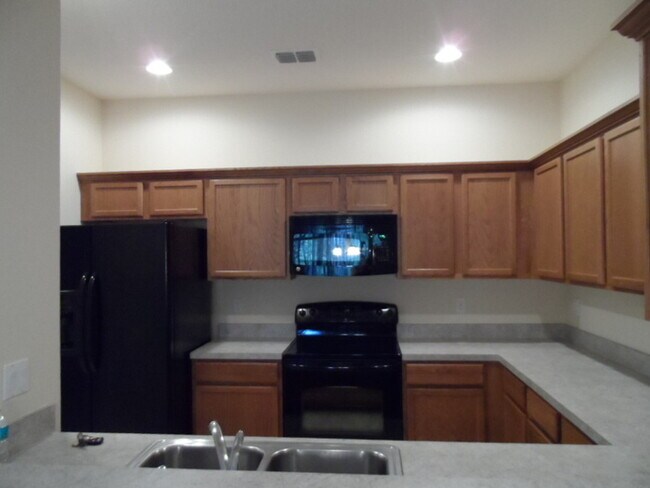 Building Photo - Beautiful Townhouse in Emerald Lake, Kissi...