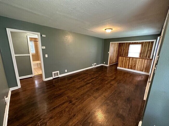 Building Photo - Cozy 2 bedroom, 1 bathroom home in Raytown...