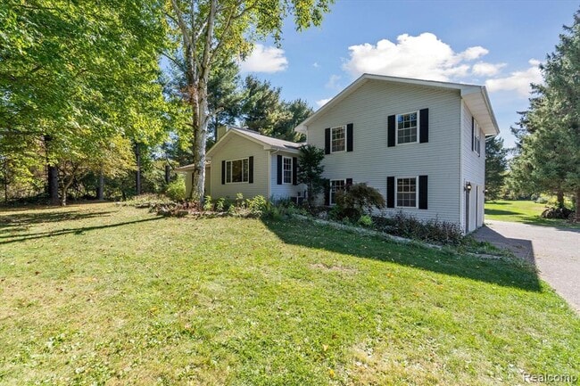 Building Photo - 2860 E Coon Lake Rd