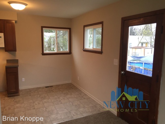 Foto del edificio - 4 br, 2 bath House - 4232 Mayflower Blvd