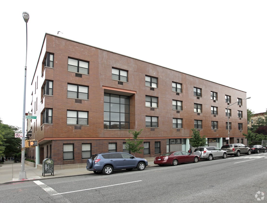 Foto del edificio - 620 Marcy Ave