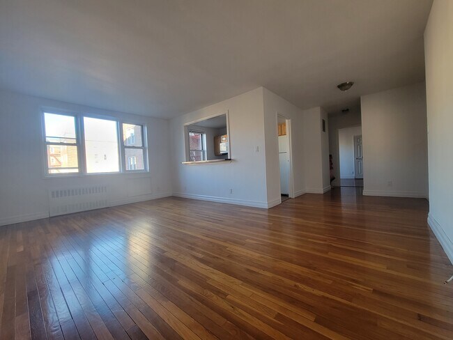 Building Photo - 1 Sadore Ln