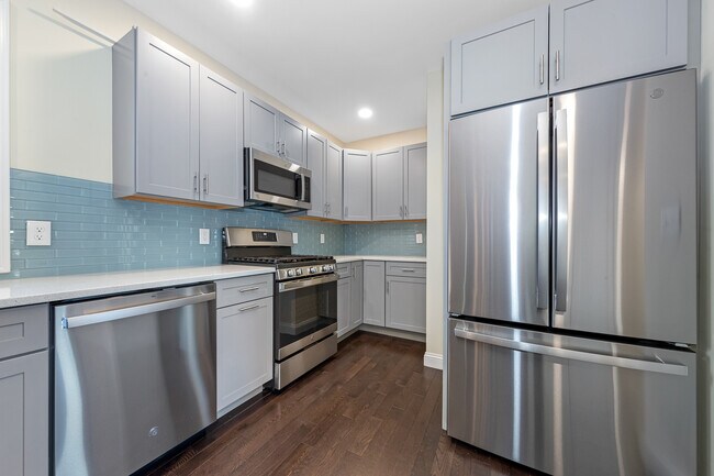 Foto del edificio - 64 Bradbury Ave