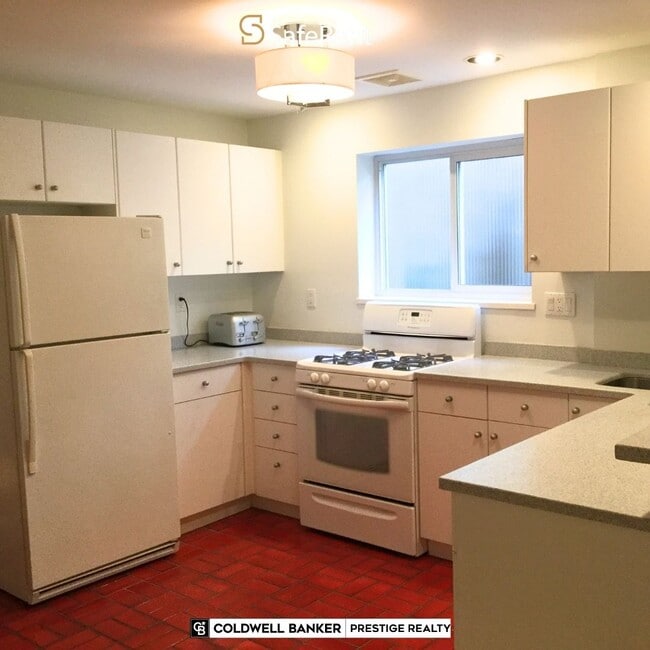 Building Photo - 630 29th St W